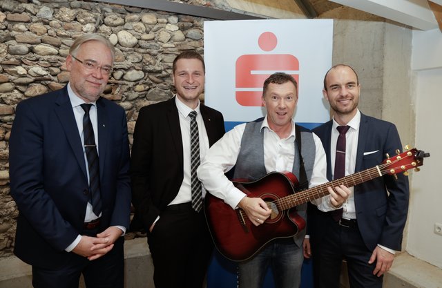 v. l.: Harald Zierhut (Filialdirektor Sparkasse OÖ), Raimund Oberaigner (Filialdirektor-Stellvertreter Sparkasse OÖ), Mario Sacher (Kabarettist), Stefan Gerstmayr (Sparkasse OÖ KAG) | Foto: Sparkasse OÖ
