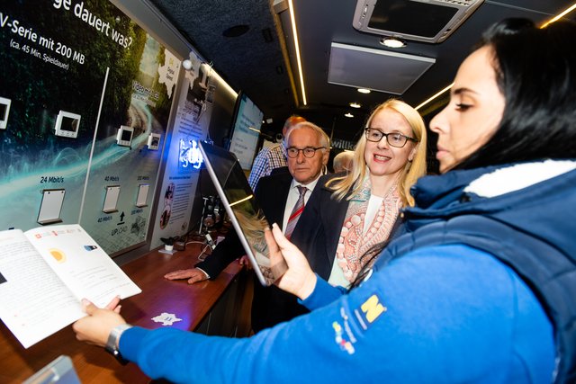 Ministerin Schramböck und Bürgermeister Maximilian Titz (mit Krawatte) beim Digi-Bus
 | Foto: BMDW/Hartberger
