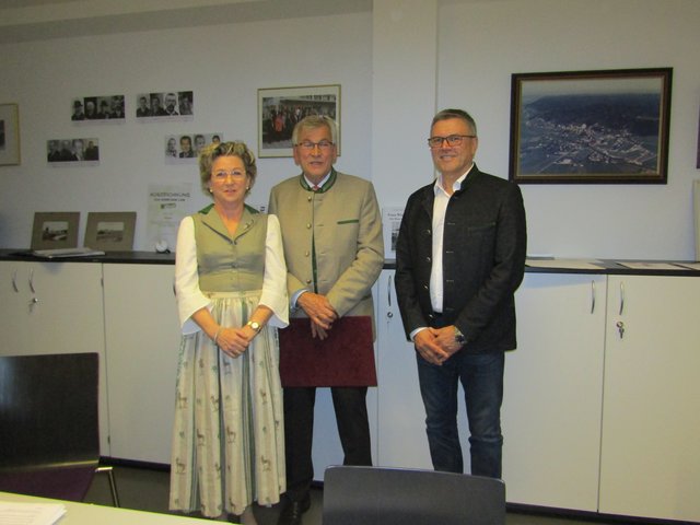 Ulrike und Peter Egger mit LAbg. Bgm. Erich Rippl. | Foto: Gemeinde Lengau