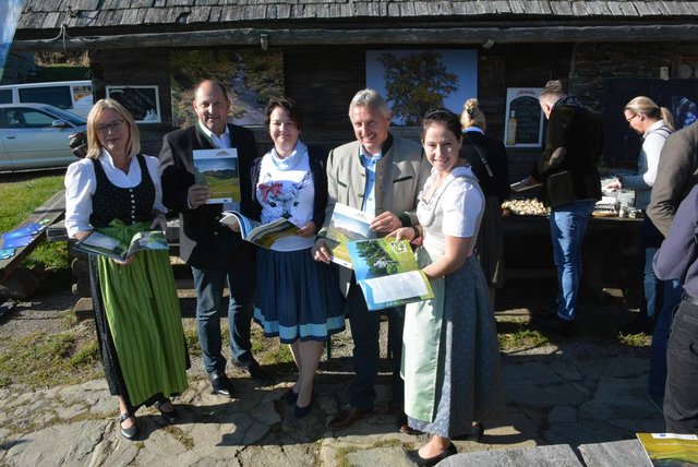Bei der Produktpräsentation: Gabriele Mandl (Naturpark), KO Sepp Wumbauer (Bez. Kammer), Judith Drapela-Dhiflaoui (Biologin), ÖR Erwin Gruber (Regionsobmann), Michaela Hirtler (Almenland Regionsentwicklungs GmbH) | Foto: Helmut Riedl (20)