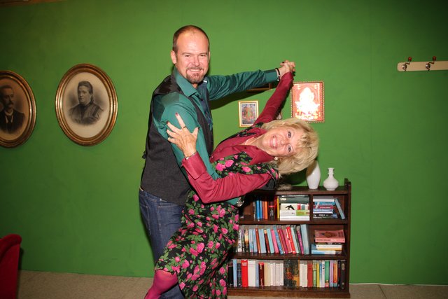 "Charmeur Willi" Nicolas Sturm mit "Auguste" Sigrun Wagner.