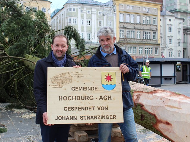 Vizebürgermeister Bernhard Baier (links) bedankt sich bei Bürgermeister Johann Reschenhofer aus Hochburg-Ach für die heurige Baumspende. | Foto: Stadt Linz