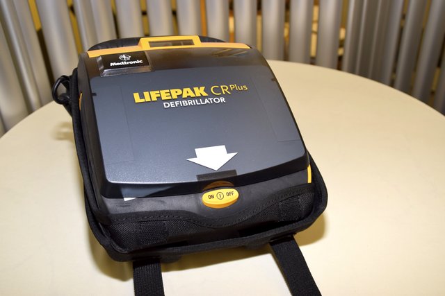 In der Volksschule Aurach kann der Umgang mit einem Defibrillator erlernt werden.