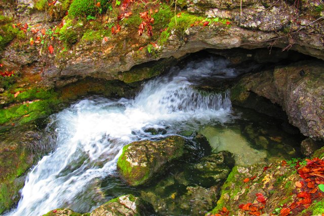 Aus dieser Felshöhle entspringt die Studencaquelle. Eine Durchflußmenge von  zu 800 Liter in der Sekunde ist möglich. 