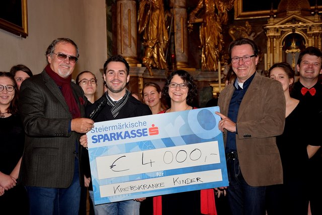 Eine herzhafte Spende für krebskranke Kinder; Scheckübergabe mit (v. l. n .r.): Werner Uhl, Marcel Resch, Astrid Rössl und Gert Wanderer.