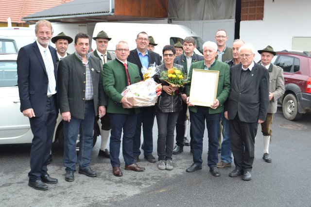 Vertreter der Gemeinde und der Vereine sowie Pfarrer Wolfgang Koschat (vorne, r.) gratulierten Jubilar Franz Leitner (vorne, 2.v.r.)  | Foto: Gemeinde
