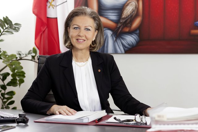 Jugendlandesrätin Patrizia Zoller-Frischauf ist es wichtig, dass die Jugendlichen auf den Jobeinstieg vorbereitet werden und wissen, wie Bewerbungsunterlagen erstellt werden und ein Vorstellungsgespräch abläuft. | Foto: © Land Tirol