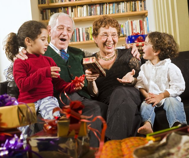 Oma und Opa sind die Besten. Am 11. November ist der Ehrentag für die Großeltern. | Foto: Noam/fotolia