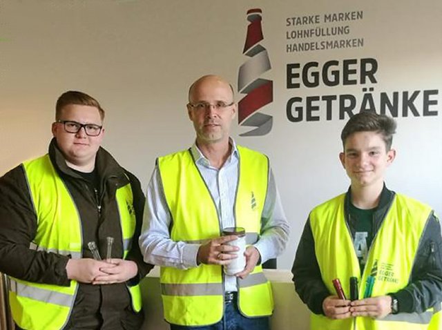 Übergabe der PET- Rohlinge und PET-Flaschen an die HTL St. Pölten. Maximilian Gruber, Manfred Speiser – Geschäftsbereichsleiter Logistik Fa. Egger, Raffael Haslinger