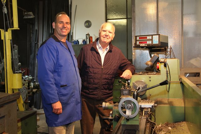 Der langjährige St. Veiter Schlossermeister Johann Triebelnig besucht seinen gleichnamigen Sohn in der Werkstatt