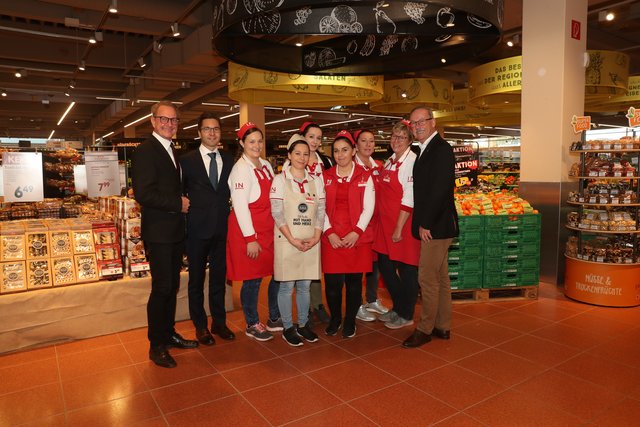 Regionaldirektor Stefan Pockenauer, INTERSPAR Österreich Geschäftsführer Mag. Markus Kaser, die Mitarbeiterinnen und Mitarbeiter des INTERSPAR sowie Bürgermeister Gerald Hackl freuen sich über den topmodernen INTERSPAR-Hypermarkt in Steyr (v.li.).