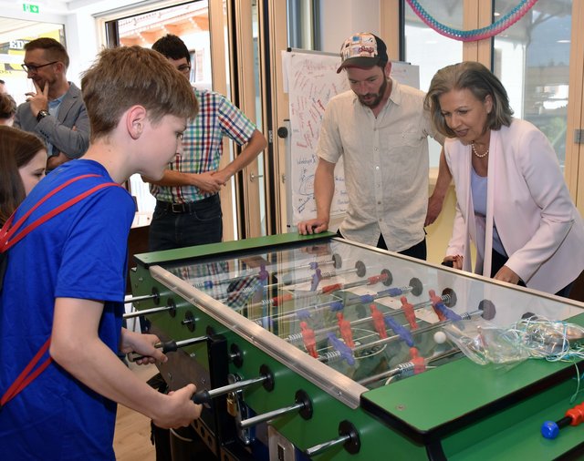 LRin Patrizia Zoller-Frischauf beim Tischfußballspielen im Jugendtreff Thaur: "Seitens des Landes unterstützen wir 85 Jugendzentren, die wir als wichtige soziale Treffpunkte und Orte von Spiel, Spaß und Begegnung kennen." | Foto: © Land Tirol/Kathrein
