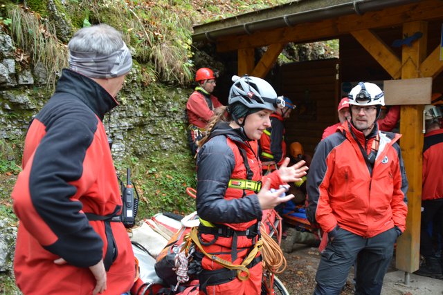 Die Höhlenführer der Naturfreunde Kienberg-Gaming erfuhren bei der Übung mit der Höhlenrettung und der Bergrettung, wie man Verletzte am besten aus der Ötscher-Tropfsteinhöhle transportieren kann.