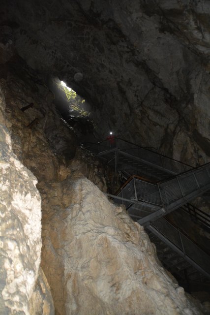 Übung der Höhlenretter: Die Höhlenführer, die Höhlenrettung und die Bergrettung übten den Ernstfall in der Ötscher-Tropfsteinhöhle.