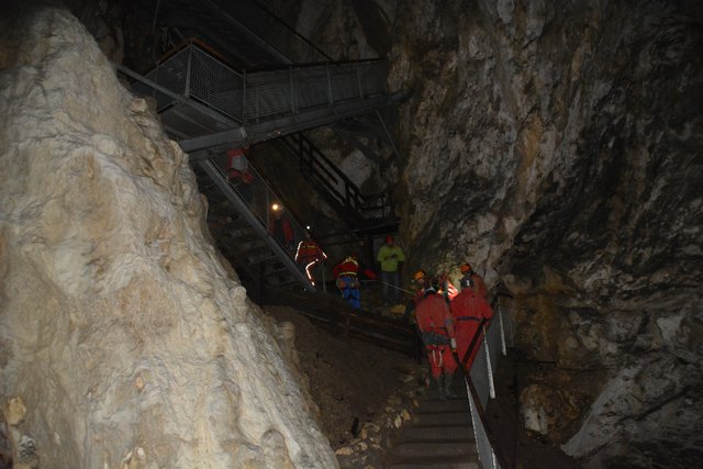 Ein Schwerverletzter wird jetzt abtransportiert.