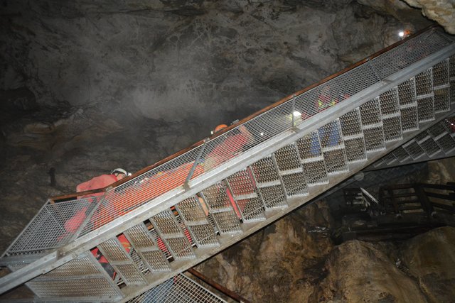 Ein Schwerverletzter wird jetzt abtransportiert.