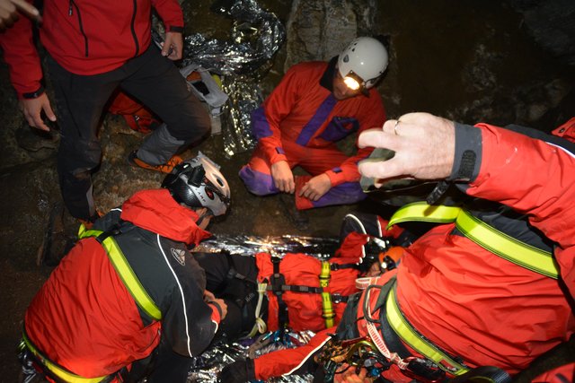 Ein Verletzter muss in der Tropfsteinhöhle erstversorgt werden.