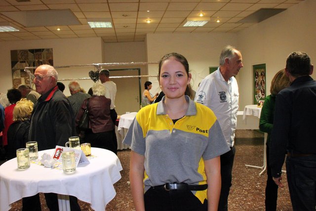 &lt;f&gt;Jasmin Brandl&lt;/f&gt; als dichtende Postlerin Jasmin Eilig. | Foto: Friedrich Doppelmair