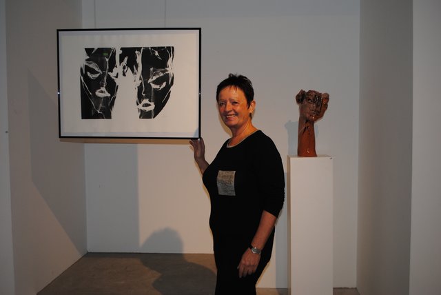 Gerti Hopf vor eigenen Werken der Abschiedsvernissage in der Domenig-Galerie.