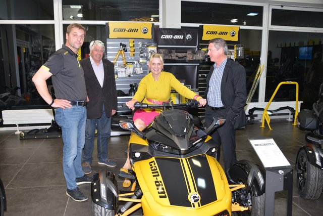 Präsentation. Firmenchef Gerhard Horn mit Hans Köstner und Karl Wiegisser. Am Steuer des Rykers sitzt hier die Chefin Margit Horn. Fotos: Pfister