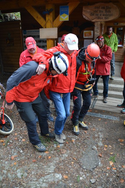 Die Höhlenführer der Naturfreunde Kienberg-Gaming erfuhren bei der Übung mit der Höhlenrettung und der Bergrettung, wie man Verletzte am besten aus der Ötscher-Tropfsteinhöhle transportieren kann.