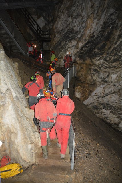 Ein Schwerverletzter wird jetzt abtransportiert.