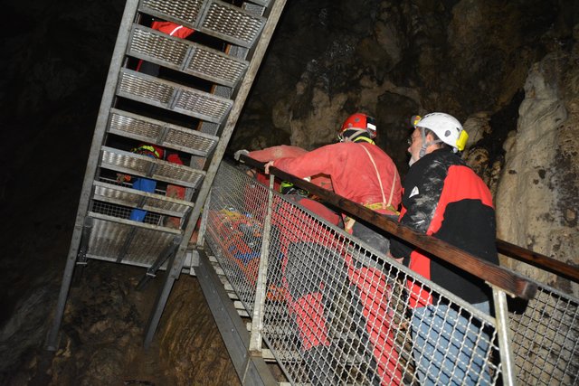 Ein Schwerverletzter wird jetzt abtransportiert.