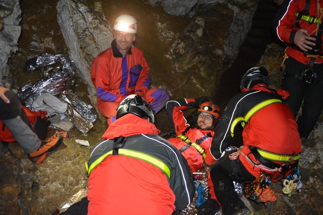 Ein Verletzter muss in der Tropfsteinhöhle erstversorgt werden.