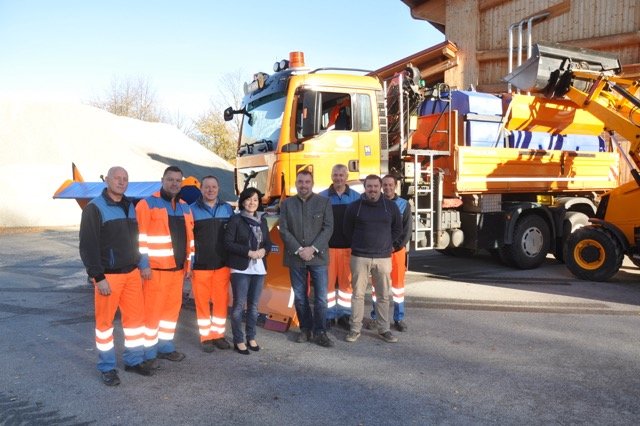 LAbg. Bgm. Margit Göll zu Besuch in der Straßenmeisterein Weitra: Lemp Alfred, Blach Gerald, Proll Karl, Pichler Martin, Zeilinger Christian, Oppolzer Christoph, Hahn Erwin | Foto: Straßenmeisterein Weitra