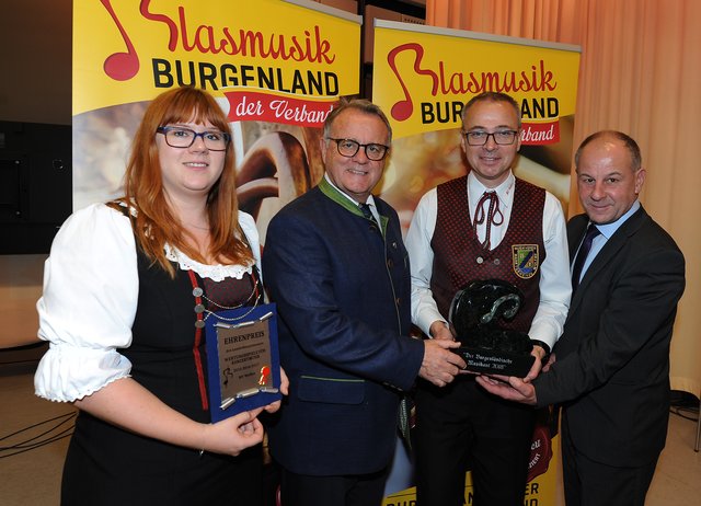 Der Sonderpreis des Landeshauptmannes ging an den Musikverein Wolfau: Obfrau MV Wolfau Carmen Hiertz Kapellmeister, LH Hans Niessl, Kapellmeister MV Wolfau Erich Tölly und Künstler Franz Habetler  | Foto: Landesmedienservice/Sziderics