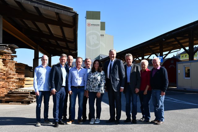 Besuch in Haidershofen-Vestental: Geschäftsführer Stefan Reitbauer mit seinem Team konnte LR Martin Eichtinger (4.v.r.), NR Andreas Hanger (2.v.l.) sowie die Vertreter der Gemeinde begrüßen.