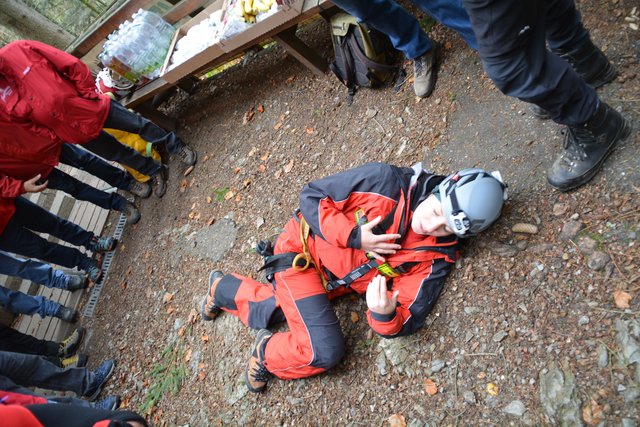 Die Höhlenführer der Naturfreunde Kienberg-Gaming erfuhren bei der Übung mit der Höhlenrettung und der Bergrettung, wie man Verletzte am besten in der Ötscher-Tropfsteinhöhle erstversorgen kann.