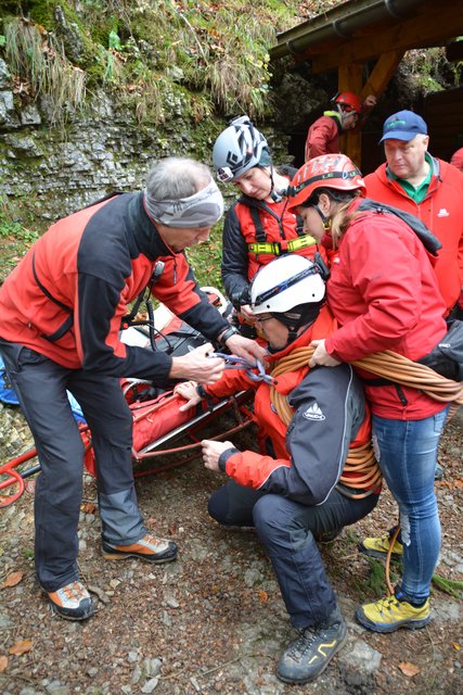 Die Höhlenführer der Naturfreunde Kienberg-Gaming erfuhren bei der Übung mit der Höhlenrettung und der Bergrettung, wie man Verletzte am besten aus der Ötscher-Tropfsteinhöhle transportieren kann.