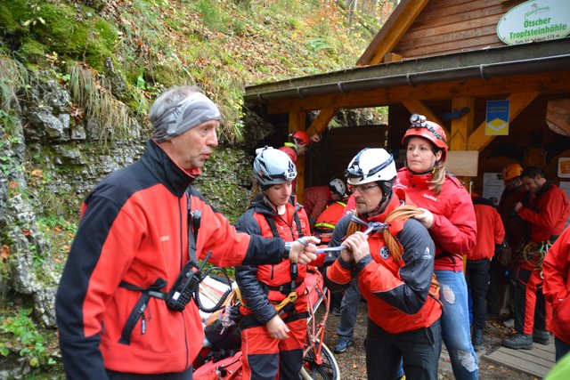 Die Höhlenführer der Naturfreunde Kienberg-Gaming erfuhren bei der Übung mit der Höhlenrettung und der Bergrettung, wie man Verletzte am besten aus der Ötscher-Tropfsteinhöhle transportieren kann.