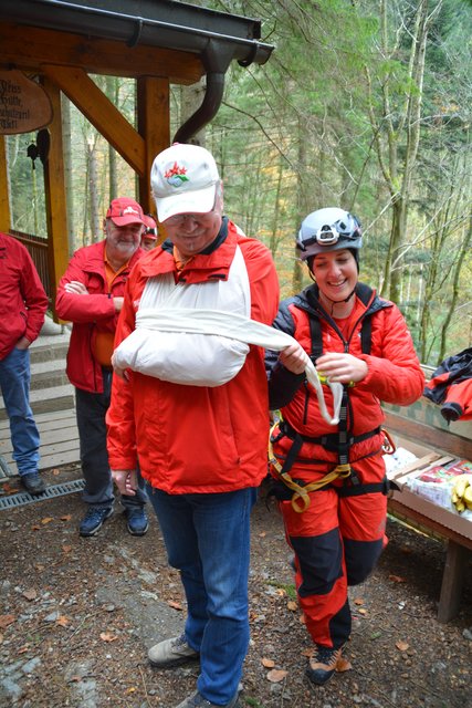 Die Höhlenführer der Naturfreunde Kienberg-Gaming erfuhren bei der Übung mit der Höhlenrettung und der Bergrettung, wie man Verletzte am besten in der Ötscher-Tropfsteinhöhle erstversorgen kann.
