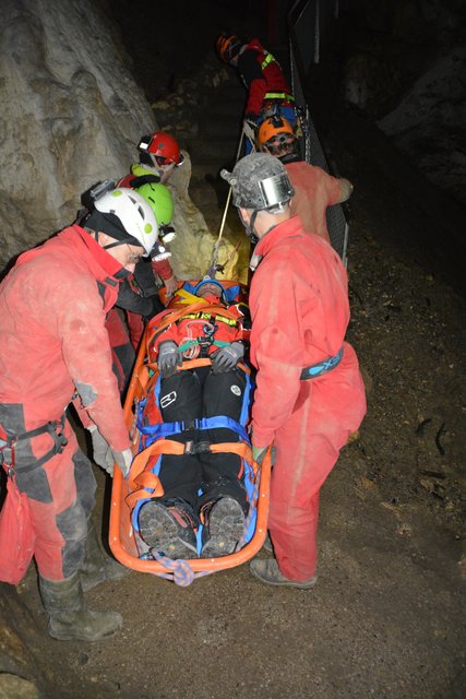 Ein Schwerverletzter wird jetzt abtransportiert.