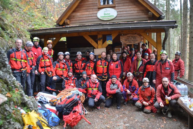Übung der Höhlenretter: Die Höhlenführer, die Höhlenrettung und die Bergrettung übten den Ernstfall in der Ötscher-Tropfsteinhöhle.