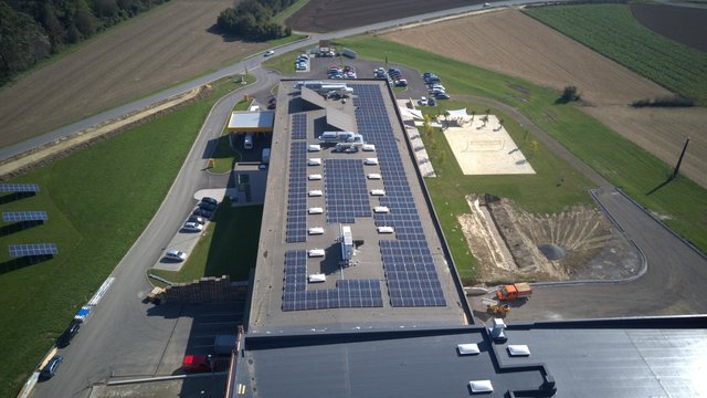 Die Fotovoltaikanlage von Niceshops liefert 200.000 kWh Strom.