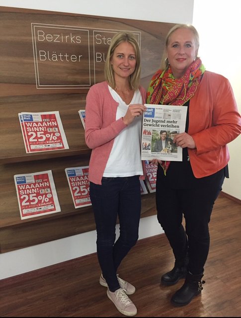 Claudia Schmidt mit Chefredakteurin Julia Hettegger. | Foto: Tea Marence 