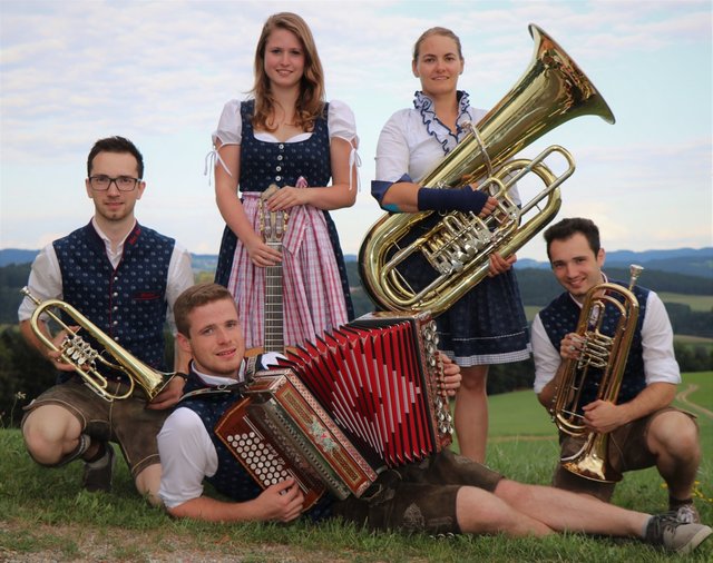 Die Gruppe "16er Musi" wirkt am Programm des Volksmusik-Matinees mit, für das es nun einen zweiten Termin gibt.  | Foto: privat