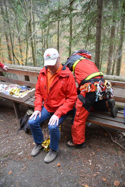 Die Höhlenführer der Naturfreunde Kienberg-Gaming erfuhren bei der Übung mit der Höhlenrettung und der Bergrettung, wie man Verletzte am besten in der Ötscher-Tropfsteinhöhle erstversorgen kann.