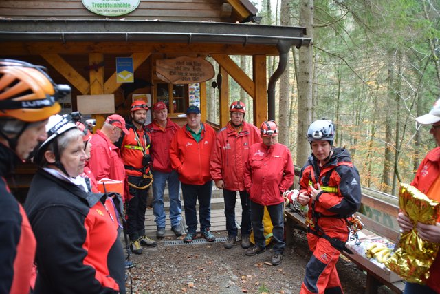 Die Höhlenführer der Naturfreunde Kienberg-Gaming erfuhren bei der Übung mit der Höhlenrettung und der Bergrettung, wie man Verletzte am besten in der Ötscher-Tropfsteinhöhle erstversorgen kann.