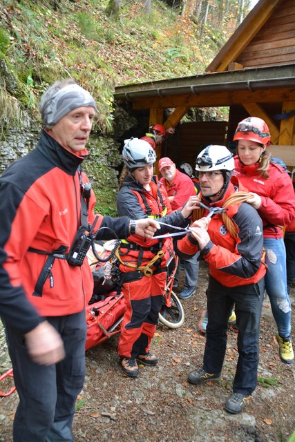Die Höhlenführer der Naturfreunde Kienberg-Gaming erfuhren bei der Übung mit der Höhlenrettung und der Bergrettung, wie man Verletzte am besten aus der Ötscher-Tropfsteinhöhle transportieren kann.