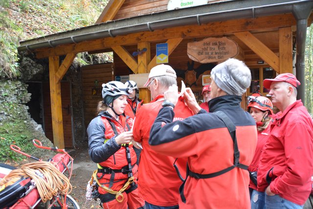 Die Höhlenführer der Naturfreunde Kienberg-Gaming erfuhren bei der Übung mit der Höhlenrettung und der Bergrettung, wie man Verletzte am besten in der Ötscher-Tropfsteinhöhle erstversorgen kann.