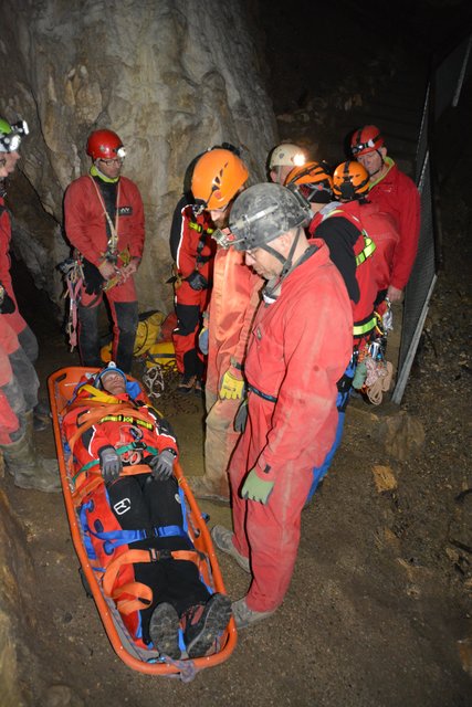 Ein Schwerverletzter wird jetzt abtransportiert.