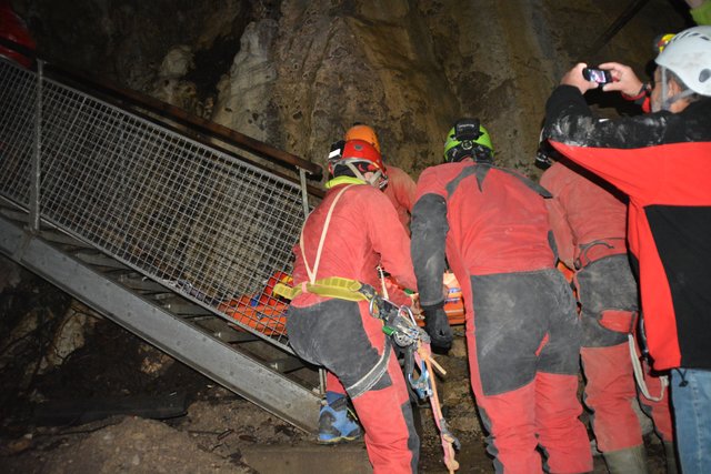 Ein Schwerverletzter wird jetzt abtransportiert.