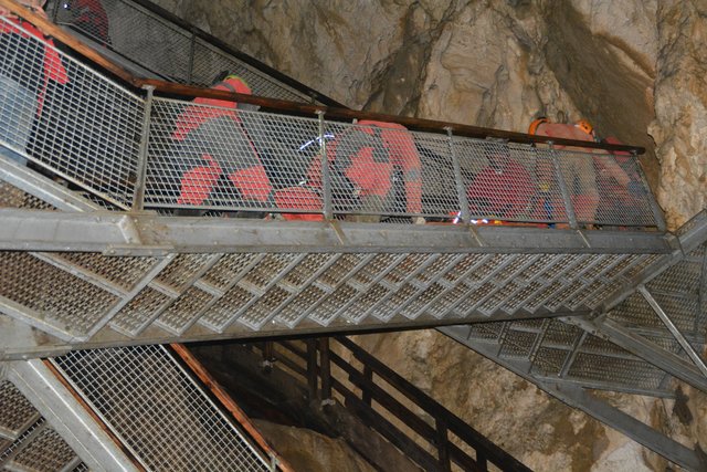 Ein Schwerverletzter wird jetzt abtransportiert.