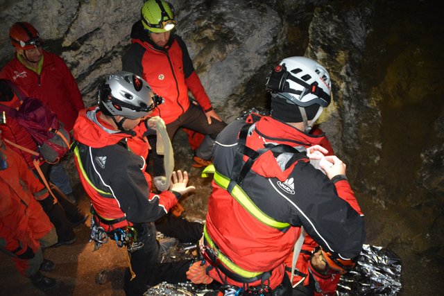 Ein Verletzter muss in der Tropfsteinhöhle erstversorgt werden.