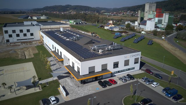 Auf dem Dach von Niceshops in Saaz befinden sich 688 REC-Module.