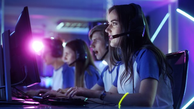 Mit dem Posten von Informationen im Internet muss umsichtig umgegangen werden. | Foto: Fotolia/Gorodenkoff